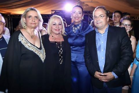 Με μεγάλη επιτυχία και με σύνθημα «Δεν υπάρχουν άνθρωποι με ειδικές ανάγκες, υπάρχουν ΜΟΝΟ άνθρωποι» διοργανώθηκε στο κτήμα Μαρτίδη στην Βάρη, το 1ο Fashion Show ΑΜΕΑ υπό την Αιγίδα του Δήμου Βάρης Βούλας Βουλιαγμένης. Εμπνευστής και διοργανώτρια της εκδήλωσης ήταν η πρώην μις Ελλάς Σίλβια Αντώναρου. Περισσότερα από 600 άτομα δημιούργησαν το αδιαχώρητο για να απολαύσουν ένα πρωτοποριακό Fashion Show με τη συμμετοχή επαγγελματιών μοντέλων να παρελαύνουν παράλληλα και «μοντέλα» - αθλητές με παγκόσμιες επιτυχίες σε παρολυμπιακούς αγώνες. Οι θεατές είχαν την ευκαιρία να παρακολουθήσουν τα μοντέλα να μοιράζονται την πασαρέλα μαζί, συμβολίζοντας έτσι το γεγονός ότι αξίζει να μοιράζονται μαζί μας την καθημερινότητα που βιώνουν με κάθε σεβασμό στην ιδιαιτερότητα τους και τον αγώνα τους. Προλογίζοντας την εκδήλωση, η υπεύθυνη Δημοσίων Σχέσεων Ντέπη Στενού τόνισε:  «Η βραδιά αυτή είναι αφιερωμένη σε μοναδικούς, ξεχωριστούς ανθρώπους. Ανθρώπους που αξίζουν το σεβασμό μας, γιατί παραμένουν δυνατοί ενώ έχουν κάθε δικαίωμα να λυγίσουν. Ανθρώπους που αξίζει να κάνουμε φίλους, να τους συναναστραφούμε, να διευκολύνουμε την καθημερινότητα τους, να σεβαστούμε την διαφορετικότητά τους και κυρίως να διδαχτούμε από την υπομονή τους». Στην βραδιά του 1ου Fashion Show ΑΜΕΑ, πήραν μέρος καταξιωμένοι σχεδιαστές και οίκοι μόδας, γνωστοί σχεδιαστές υποδημάτων και κοσμημάτων, καταστήματα pret a porter με επιλεγμένα γυναικεία και ανδρικά ενδύματα, καθώς και γνωστοί οίκοι νυφικών που έντυσαν όλα τα μοντέλα τα οποία παρέλασαν ισότιμα στην πασαρέλα μακιγιαρισμένα και χτενισμένα από τους καλύτερους επαγγελματίες του είδους, σκορπώντας στο κοινό συναισθήματα συγκίνησης και υπερηφάνειας. Στο τέλος της βραδιάς καταχειροκροτήθηκαν όλοι μαζί, ενώ η διοργανώτρια Σίλβια Αντώναρου, ευχαρίστησε θερμά όλους τους παρευρισκόμενους για την παρουσία τους, τη στήριξη και την αγάπη τους. Την εκδήλωση τίμησαν επίσης με την παρουσία τους: ο Δήμαρχος Βάρης Βούλας Βουλιαγμένης, Γρηγόρης Κωσταντέλλος που συνεχάρη τους συντελεστές δηλώνοντας ενθουσιασμένος από την πρωτοβουλία και το κοινωνικό μήνυμα που εκπέμπει σε όλους. Επίσης παρευρέθηκαν: ο π. Υπουργός Οικονομικών Πέτρος Δούκας, η Βουλευτής κ. Μεγαλοϊκονόμου, η Δημοτική Σύμβουλος Γλυφάδας Μαίρη Παπάζογλου, η Δημ. Σύμβουλος Βούλας Μαίρη Σίνα, η Δημ. Σύμβουλος Κηφισιάς Ειρήνη Φιοράντη, το μέλος της πολιτικής επιτροπής της Ν.Δ κ. Μαριάνθη Καφετζή διευθυντή του γραφείου της Ανδρέα Ζαρταλούδη, ο περιφερειάρχης Νότιας Αττικής για το «Το Ποτάμι», Μενέλαος Κόκκαλης, ο Υποψήφιος Βουλευτής στο ψηφοδέλτιο της Περιφέρειας Αττικής με τους ΑΝΕΛ κ. Λουκάς Αντώναρος η γνωστή για την ευαισθησία της στα ΑΜΕΑ Μπέσυ Αργυράκη, ο Κώστας Χαριτοδιπλωμένος, ο Γιάννης Σαβιδάκης, ο Δημ. Κοντολάζος, η κ. Μαίρη Μπάρκουλη, η κ. Λένα Μποντιότη από τις Ασφάλειες «ΜΙΝΕΤΤΑ», η Πρόεδρος του Ομίλου Ουνέσκο Νοτίων Προαστίων κ. Σούλα Κοκολέτσου, ο κ. Φαραντούρης, η Πρόεδρος και Αντιπρόεδρος της Ελληνικής Ιστιοπλοϊκής Ομοσπονδίας και διοικητικά μέλη της SAILABILITI HELLAS Κική Βεντουρά –Σέρφα και Νίκη Αναστασίου, ο ψυχίατρος ΑΜΕΑ Στέλιος Κιμπουρόπουλος, η ψυχολόγος Χριστίνα Μήλα, η κ. Κοντολέων, ο Μάικ Νικολάτος, κ. Γεωργακόπουλος και Ροζμαράκης από EUROPCAR, Λένα Αντωνάκου, Νεκταρία Καρανικόλα, Κρις Πετρίδης, οικογ. Τρανούλη, και πολλοί άλλοι.    Τα μοντέλα που συμμετείχαν :  Τα μοντέλα αθλητές ΑμεΑ: Η Ολυμπιονίκης - Πρωταθλήτρια Ευρώπης με την Εθνική Κωφών Κοτσιρέα Στάλα  Οι Πρωταθλήτριες Ελλάδος Λουφάκη Κέλλυ Σταματοπούλου Αλεξάνδρα  Η Αθλήτρια Στίβου Κατσούλη Βούλα   Σύλλογος «Γέφυρα Ζωής» Ελίνα Καντέρογλου Καραλή Βαρβάρα Καματηρά Μαρία  Ο Χρυσός Πάραολυμπιονίκης Μάμαλος Παύλος  Από την ομάδα μπάσκετ «Ηφαιστος» Κοντογιάννης Παναγιώτης Βασίλης Πιπερής από Λάρισα  Από «Σύλλογο Γέφυρα Ζωής» Σωτήρης Παπάζογλου Διαμαντάτσικος Κων/νος Γουράνιος Νίκος Χαρίτος Χρήστος  «Οι επαγγελματίες» Σάσα Πατεράκη Έλενα Μοσκιού Σοφία Αλεξανδροπούλου Τζένη Οικονόμου-Ρίζου Γιολάντα Ξανθούλη  Άνδρες: Σταμουλάς Άρης Συννεφιάς Νικόλαος Τζέμης Πάνος  «Νέα Μοντέλα» Κάτια Πιπέρογλου Μελίνα Τσαντίρη Κυριακού Σίλια Ζαχαρούλα Καπετανοπούλου Ίρμα Θωμαή Αρετή Γιαννιά Τζένη Μέμου Φρίντα θεολόγου Λευκή Σπανούδη Ελένη Σωτηροπούλου