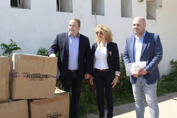 &Mu;&epsilon;&gamma;ά&lambda;&eta; &pi;&rho;&omicron;&sigma;&phi;&omicron;&rho;ά 10.000 &mu;&alpha;&sigma;&kappa;ώ&nu; &tau;&omicron;&upsilon; &Delta;ή&mu;&omicron;&upsilon; &Beta;ά&rho;&eta;&sigmaf; &Beta;&omicron;ύ&lambda;&alpha;&sigmaf; &Beta;&omicron;&upsilon;&lambda;&iota;&alpha;&gamma;&mu;έ&nu;&eta;&sigmaf; &pi;&rho;&omicron;&sigmaf; &tau;&omicron; &Gamma;.&Nu;. &Alpha;&sigma;&kappa;&lambda;&eta;&pi;&iota;&epsilon;ί&omicron; &Beta;&omicron;ύ&lambda;&alpha;&sigmaf;