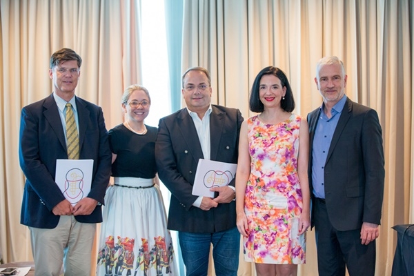 &Sigma;&upsilon;&nu;&epsilon;&chi;ί&zeta;&epsilon;&tau;&alpha;&iota; &kappa;&alpha;&iota; &phi;έ&tau;&omicron;&sigmaf; &eta; &sigma;&upsilon;&nu;&epsilon;&rho;&gamma;&alpha;&sigma;ί&alpha; &tau;&omicron;&upsilon; &Delta;ή&mu;&omicron;&upsilon; &Beta;ά&rho;&eta;&sigmaf; &Beta;&omicron;ύ&lambda;&alpha;&sigmaf; &Beta;&omicron;&upsilon;&lambda;&iota;&alpha;&gamma;&mu;έ&nu;&eta;&sigmaf; &mu;&epsilon; &tau;&eta;&nu; &Kappa;&rho;&alpha;&tau;&iota;&kappa;ή &Omicron;&rho;&chi;ή&sigma;&tau;&rho;&alpha; &Alpha;&theta;&eta;&nu;ώ&nu;