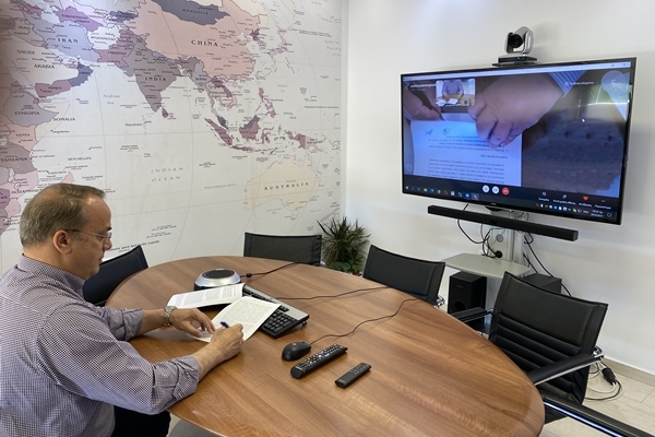 &Upsilon;&pi;&epsilon;&gamma;&rho;ά&phi;&eta; &sigma;ύ&mu;&phi;&omega;&nu;&omicron; &Sigma;&upsilon;&nu;&epsilon;&rho;&gamma;&alpha;&sigma;ί&alpha;&sigmaf; &mu;&epsilon;&tau;&alpha;&xi;ύ &tau;&omicron;&upsilon; &Delta;ή&mu;&omicron;&upsilon; &Beta;ά&rho;&eta;&sigmaf; &Beta;&omicron;ύ&lambda;&alpha;&sigmaf; &Beta;&omicron;&upsilon;&lambda;&iota;&alpha;&gamma;&mu;έ&nu;&eta;&sigmaf;&nbsp; &kappa;&alpha;&iota; &tau;&omicron;&upsilon; &Omicron;&rho;&gamma;&alpha;&nu;&iota;&sigma;&mu;&omicron;ύ &laquo;&Tau;&omicron; &Chi;&alpha;&mu;ό&gamma;&epsilon;&lambda;&omicron; &tau;&omicron;&upsilon; &Pi;&alpha;&iota;&delta;&iota;&omicron;ύ&raquo;