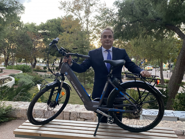 Παρουσιάστηκαν τα νέα κοινόχρηστα ηλεκτρικά ποδήλατα του Δήμου Βάρης Βούλας Βουλιαγμένης