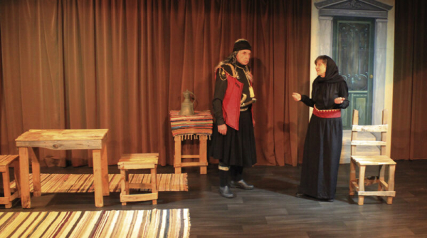 &Theta;&epsilon;&alpha;&tau;&rho;&iota;&kappa;ή &pi;&alpha;&rho;ά&sigma;&tau;&alpha;&sigma;&eta; &laquo;&Theta;&epsilon;ό&delta;&omega;&rho;&omicron;&sigmaf; &Kappa;&omicron;&lambda;&omicron;&kappa;&omicron;&tau;&rho;ώ&nu;&eta;&sigmaf;: &Omicron; &Theta;&epsilon;ό&sigmaf; έ&beta;&alpha;&lambda;&epsilon; &tau;&eta;&nu; &upsilon;&pi;&omicron;&gamma;&rho;&alpha;&phi;ή &tau;&omicron;&upsilon;&raquo;