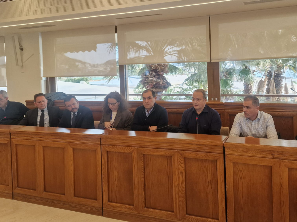 Στο επίκεντρο οι ανάγκες των πληγεισών κοινωνιών στη σύσκεψη με τον Υφυπουργό Πολιτικής Προστασίας