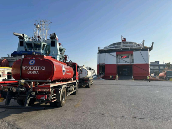 Πυροσβεστικό όχημα του Δήμου Βάρης Βούλας Βουλιαγμένης στη Χίο για την ενίσχυση του έργου πυρόσβεσης