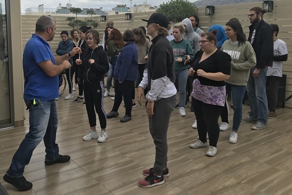 &Mu;&epsilon; &tau;&eta;&nu; &epsilon;&theta;&epsilon;&lambda;&omicron;&nu;&tau;&iota;&kappa;ή &sigma;&upsilon;&nu;&delta;&rho;&omicron;&mu;ή &epsilon;&pi;&iota;&chi;&epsilon;&iota;&rho;ή&sigma;&epsilon;&omega;&nu; &tau;&omicron;&upsilon; &Delta;ή&mu;&omicron;&upsilon; &omicron;&lambda;&omicron;&kappa;&lambda;&eta;&rho;ώ&theta;&eta;&kappa;&epsilon; &eta; &delta;&rho;ά&sigma;&eta; &kappa;&alpha;&tau;ά &tau;&eta;&sigmaf; &beta;ί&alpha;&sigmaf; &tau;&omega;&nu; &gamma;&upsilon;&nu;&alpha;&iota;&kappa;ώ&nu; EVA-FEM