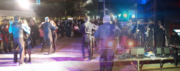 &Mu;&epsilon; &mu;&omicron;&upsilon;&sigma;&iota;&kappa;ή &kappa;&alpha;&iota; &chi;&omicron;&rho;ό &gamma;&iota;&omicron;&rho;&tau;ά&zeta;&epsilon;&iota; &tau;&iota;&sigmaf; &alpha;&pi;ό&kappa;&rho;&iota;&epsilon;&sigmaf; &omicron; &Delta;ή&mu;&omicron;&sigmaf; &Beta;ά&rho;&eta;&sigmaf; &Beta;&omicron;ύ&lambda;&alpha;&sigmaf; &Beta;&omicron;&upsilon;&lambda;&iota;&alpha;&gamma;&mu;έ&nu;&eta;&sigmaf;